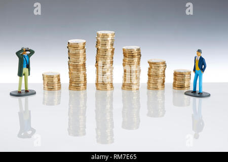 € 1 piles de livres avec les hommes à la recherche de modèle Banque D'Images