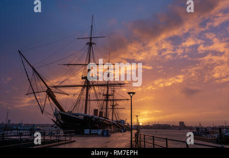 Navire de guerre HMS Warrior historique au coucher du soleil, Portsmouth Historic Dockyard, Angleterre Banque D'Images