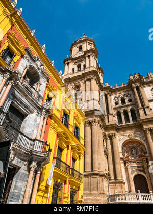 Palais Épiscopal, Plaza del Obispo et vue sur la cathédrale de Málaga bell et tour de l'horloge, Andalousie, Espagne Banque D'Images