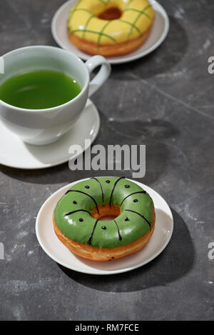 Matcha et chocolat blanc thé matcha latte avec donuts Banque D'Images