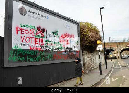 La page Twitter de Jeremy Corbyn sur billboard poster reproduit par dirigée par des ânes les militants de l'affiche près de l'arsenal football ground North London UK Banque D'Images