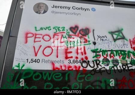 La page Twitter de Jeremy Corbyn sur billboard poster reproduit par dirigée par des ânes les militants de l'affiche près de l'arsenal football ground North London UK Banque D'Images