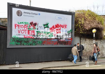 La page Twitter de Jeremy Corbyn sur billboard poster reproduit par dirigée par des ânes les militants de l'affiche près de l'arsenal football ground North London UK Banque D'Images