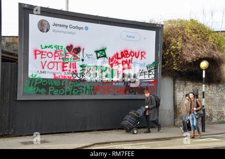 La page Twitter de Jeremy Corbyn sur billboard poster reproduit par dirigée par des ânes les militants de l'affiche près de l'arsenal football ground North London UK Banque D'Images