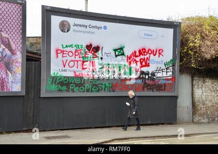 La page Twitter de Jeremy Corbyn sur billboard poster reproduit par dirigée par des ânes les militants de l'affiche près de l'arsenal football ground North London UK Banque D'Images