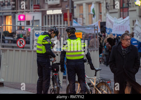 Policiers sur des vélos à Amsterdam aux Pays-Bas 2019 Nuit Banque D'Images