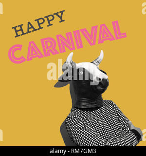 Happy carnaval et un jeune homme de race blanche avec un masque de vache sur un fond jaune comme un collage d'art contemporain avec des espaces vides Banque D'Images