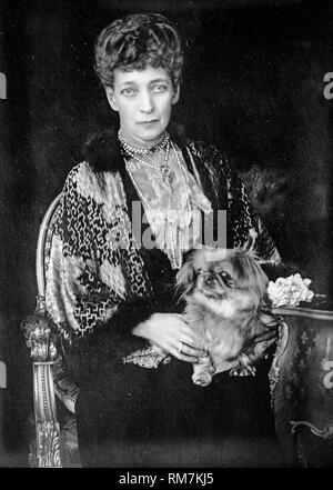 Alexandra de Danemark en tant que Reine Mère, anciennement Reine Consort d'Édouard VII du Royaume-Uni, portrait avec chien, photographie 1923 Banque D'Images