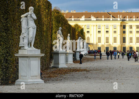 Les touristes au palais de Schönbrunn à Vienne, Autriche Banque D'Images