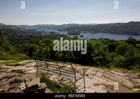 Banc en acier surplombant la rivière et la forêt. Banque D'Images