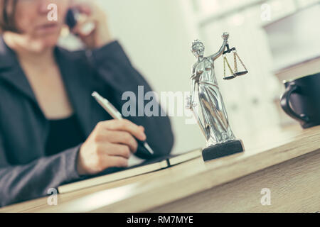 Procureur Woman talking on mobile phone depuis son bureau 24, selective focus Banque D'Images