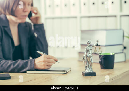 Procureur Woman talking on mobile phone depuis son bureau 24, selective focus Banque D'Images