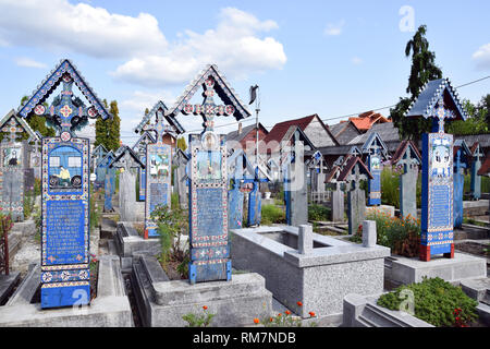 Sapanta, Roumanie - Août 2017 : les tombes dans le célèbre Cimetière Joyeux (joie). Sapanta, Roumanie. Banque D'Images