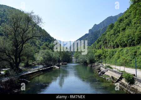 En slalom de montagne sur la rivière Treska en canyon Matka. Skopje, Macédoine. Banque D'Images