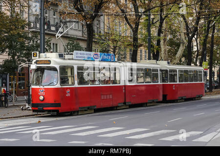 Tram vintage rouge typique sur la Ringstrasse de Vienne, Autriche Banque D'Images