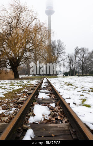 Les rails rouillés d'un petit chemin de fer dans un parc en hiver (Vienne, Autriche) Banque D'Images