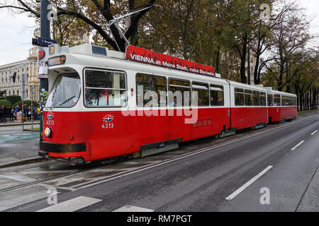 Tram vintage rouge typique sur la Ringstrasse de Vienne, Autriche Banque D'Images