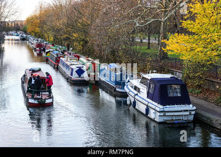 Couleurs d'automne au Regent's Canal près de Victoria Park, London England Royaume-Uni UK Banque D'Images