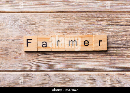 FARMER mot écrit sur une cale en bois. Texte sur l'agriculteur pour votre table en bois, design concept. Banque D'Images