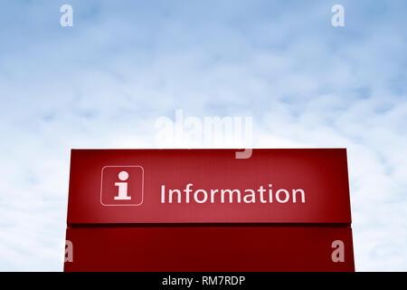 Informations inscription rouge contre un ciel bleu - notion de droit Banque D'Images