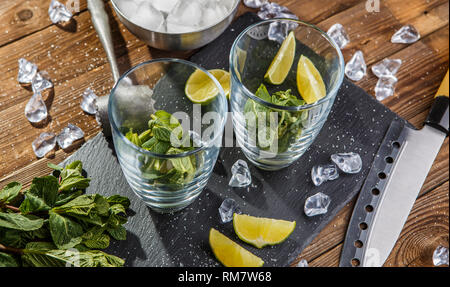 Ingrédients pour mojito cocktail rafraîchissant Banque D'Images