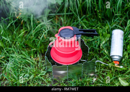 Fodable camping électrique avec de l'eau bouillante sur les repas. Banque D'Images