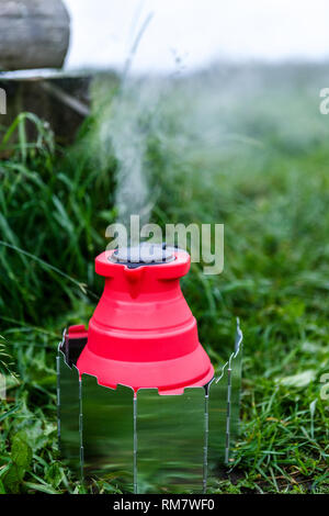Fodable camping électrique avec de l'eau bouillante sur les repas. Banque D'Images