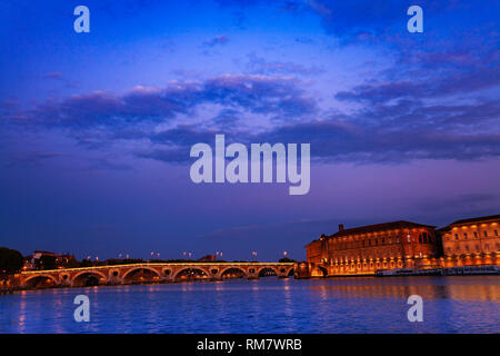 Vue de nuit sur la rivière Garonne à Toulouse Banque D'Images