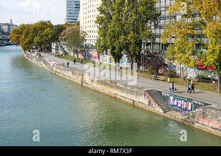 Aux personnes bénéficiant d'une météo ensoleillée d'automne à la banque du Canal du Danube (Donaukanal) à Vienne, Autriche Banque D'Images