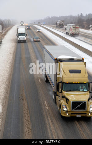 La circulation sur l'autoroute 401 autoroute Macdonald-Cartier Ontario Canada en hiver Banque D'Images