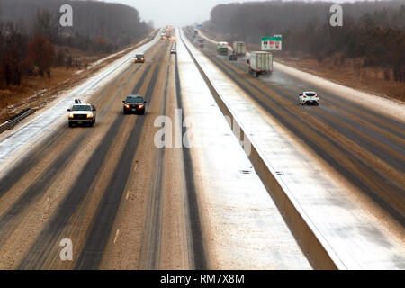 La circulation sur l'autoroute 401 autoroute Macdonald-Cartier Ontario Canada en hiver Banque D'Images