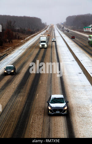 La circulation sur l'autoroute 401 autoroute Macdonald-Cartier Ontario Canada en hiver Banque D'Images