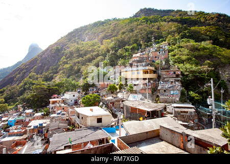 Vue de dessus de la favela Santa Marta (Dona Marta) à Rio de Janeiro et le flanc de la communauté a été construit sur Banque D'Images