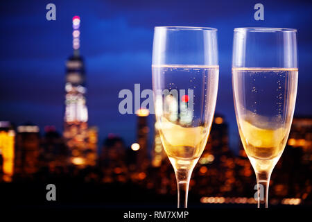 New York panorama nuit et verres de champagne Banque D'Images