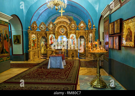 Kiev, Ukraine 27 Janvier 2019 : l'intérieur de l'Église, autel, iconostase et de belles voûtes d'architecture historique, les icônes peintes, fre Banque D'Images