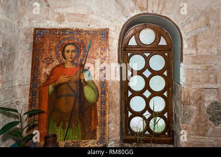 Kiev, Ukraine 27 Janvier 2019 : l'intérieur de l'Église, autel, iconostase et de belles voûtes d'architecture historique, les icônes peintes, fre Banque D'Images