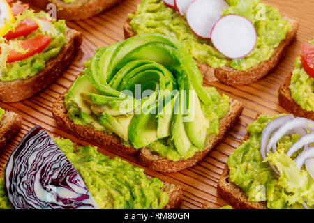 Farine de pain grillé avec des toasts et de la confiture avec de l'avocat sandwich sur planche de bois des aliments sains Banque D'Images