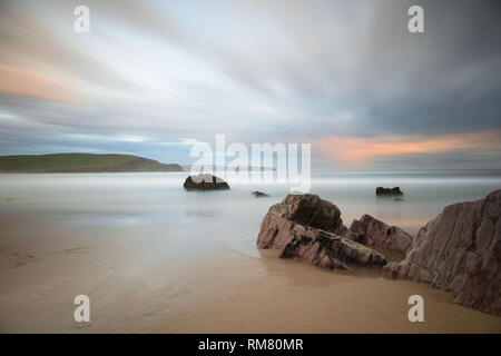 Un soir au coucher du soleil Bigbury dans le sud du Devon. Cet endroit magnifique est aussi l'accueil de l'île de Burgh, Banque D'Images