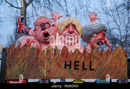Des effigies de premier ministre Theresa May, ancien ministre des affaires étrangères, Boris Johnson, secrétaire de l'environnement Michael Gove et ancien secrétaire Brexit David Davis, sont entraînés depuis les chambres du Parlement, Londres. Banque D'Images