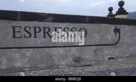 L'Espresso est autour du coin. Flèche avec une inscription sur le mur. Banque D'Images