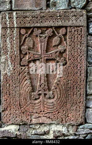 L'un des khatchkars médiévale construite dans l'ancien mur sur le territoire de Guéghard monastère, situé dans les montagnes de l'Arménie Banque D'Images