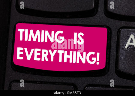 Signe texte montrant la synchronisation est tout. Photo conceptuelle lorsque le moment est venu, tout se mettra en place touche clavier l'intention de créer des comp Banque D'Images