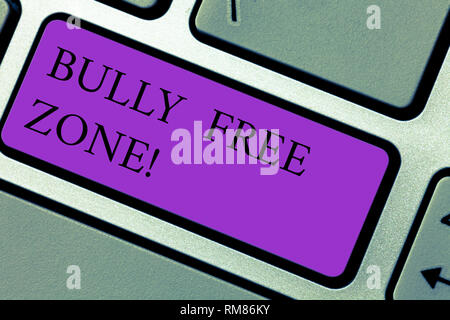 Signe texte montrant Bully Free Zone. Photo conceptuelle Être respectueux à d'autres l'intimidation n'est pas autorisé ici touche clavier l'intention de créer des mess de l'ordinateur Banque D'Images