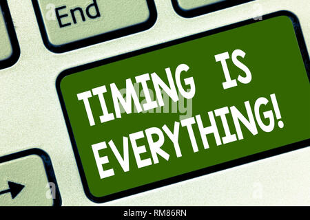 L'écriture de texte Word La synchronisation est tout. Concept d'affaires pour le moment venu, tout se mettra en place l'intention de créer une touche de clavier Banque D'Images