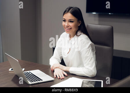 Jeune femme souriante exécutif au cours de réunion en salle de conférence Bureau Banque D'Images