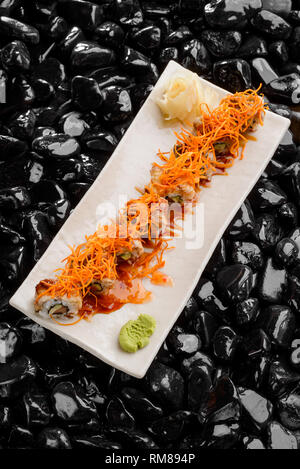 Sushi maki sur plateau blanc Banque D'Images