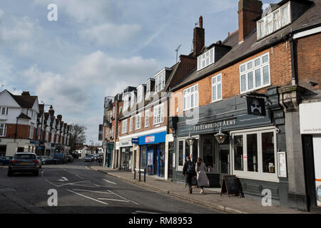 Weybridge High Street, Weybridge, Surrey, Angleterre, ville sur la rivière Chemin à Surrey, dans la banlieue de Londres, Royaume-Uni Banque D'Images