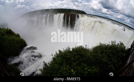 Chutes d'Iguaçu, à la frontière de l'Argentine et le Brésil en font la plus grande cascade du monde. S'attendre à voir beaucoup de looks différents. Banque D'Images