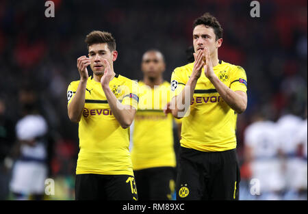 Le Borussia Dortmund Raphael Guerreiro (à gauche) et Thomas Delaney salue les fans après l'UEFA Champions League round de 16 premier match de jambe, au stade de Wembley, Londres. Banque D'Images