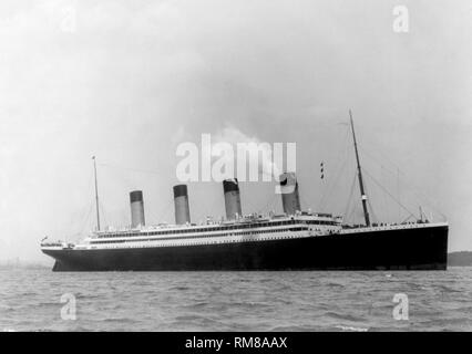 Voyage inaugural du paquebot RMS olympic, navire jumeau du Titanic en 1911 montrant le plus petit nombre de canots qu'elle aurait après la catastrophe du Titanic Banque D'Images